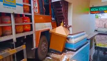 Lorry Accident Panachikkadu: പാചക വാതക സിലണ്ടർ കയറ്റിവന്ന ലോറി ഇടിച്ചു കയറി; പനച്ചിക്കാട് ക്ഷേത്രത്തിൻ്റെ ഗോപുരത്തിലേക്ക്
