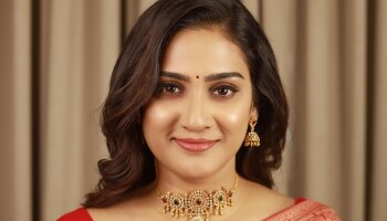 Aditi Ravi: റെഡ് സാരിയിൽ ട്രെഡീഷണൽ ലുക്കിൽ അതിഥി രവി - ചിത്രങ്ങൾ
