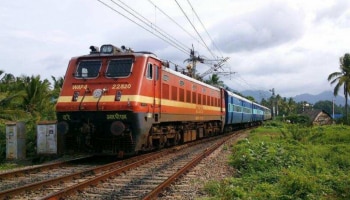 Railway Job: തൊഴിലന്വേഷകർക്ക് അപൂർവ അവസരം! നിരവധി ഒഴിവുകളുമായി റെയിൽവേ വിളിക്കുന്നു