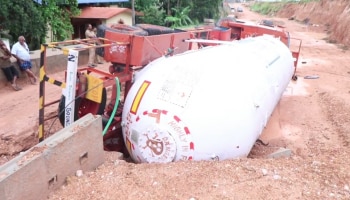 Gas Tanker accident: തിരുവനന്തപുരം പള്ളിപ്പുറത്ത് ടാങ്കർ അപകടം; മൂന്ന് ടാങ്കറിലേക്ക് ഗ്യാസ് മാറ്റുന്ന നടപടി തുടങ്ങി