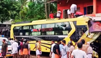 Bus Accident: കോഴിക്കോട് ടൂറിസ്റ്റ് ബസ്സ് നിയന്ത്രണം വിട്ട് കടയിലേക്ക് ഇടിച്ചു കയറി; 10 പേർക്ക് പരിക്ക്