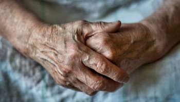 Abandoned Old Woman: തൃശൂരില്‍ 68 വയസായ വയോധികയെ മക്കൾ ഉപേക്ഷിച്ച നിലയിൽ കണ്ടെത്തി