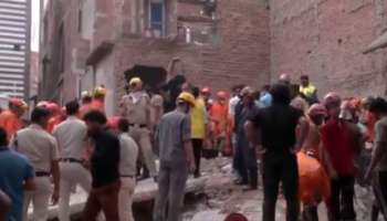 Building Collapses: ഡൽഹിയിൽ നാല് നില കെട്ടിടം തകർന്നുവീണു, നാല് പേർ മരിച്ചു; നിരവധി പേർ കുടുങ്ങിക്കിടക്കുന്നു