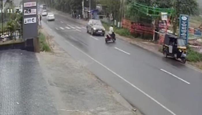 വയനാട് അപകടം: അമിത വേഗത്തില് വന്ന കാര് ബൈക്ക് യാത്രികനെ ഇടിച്ചു തെറിപ്പിച്ചു; വീഡിയോ കാണാം വയനാട് അപകടം: അമിത വേഗത്തില് വന്ന കാര് ബൈക്ക് യാത്രികനെ ഇടിച്ചു തെറിപ്പിച്ചു; വീഡിയോ കാണാം