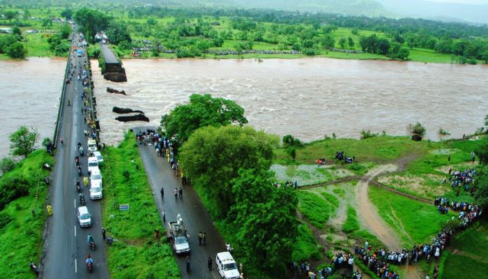 മുംബൈ പാലം തകര്‍ന്നുണ്ടായ അപകടത്തില്‍ 13 മൃതദേഹങ്ങള്‍ കണ്ടെത്തി