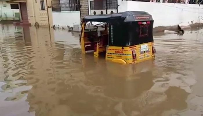 ഹൈദരാബാദില് കനത്ത മഴ; വിദ്യാഭ്യാസ സ്ഥാപനങ്ങള്ക്ക് ഇന്ന് അവധി ഹൈദരാബാദില് കനത്ത മഴ; വിദ്യാഭ്യാസ സ്ഥാപനങ്ങള്ക്ക് ഇന്ന് അവധി