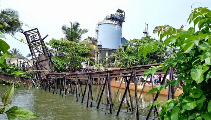 കേരള മിനറല്‍സ് ആന്‍ഡ്‌ മെറ്റല്‍സ്‌ ലിമിറ്റഡിന്‍റെ പാലം തകര്‍ന്നു വീണ് എണ്‍പതിലേറെ പേര്‍ക്ക് പരിക്ക്