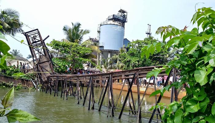 ചവറയില് പാലം തകര്ന്ന സംഭവം: മരിച്ചവരുടെ കുടുംബങ്ങള്ക്ക് 10 ലക്ഷം നഷ്ടപരിഹാരം ചവറയില് പാലം തകര്ന്ന സംഭവം: മരിച്ചവരുടെ കുടുംബങ്ങള്ക്ക് 10 ലക്ഷം നഷ്ടപരിഹാരം