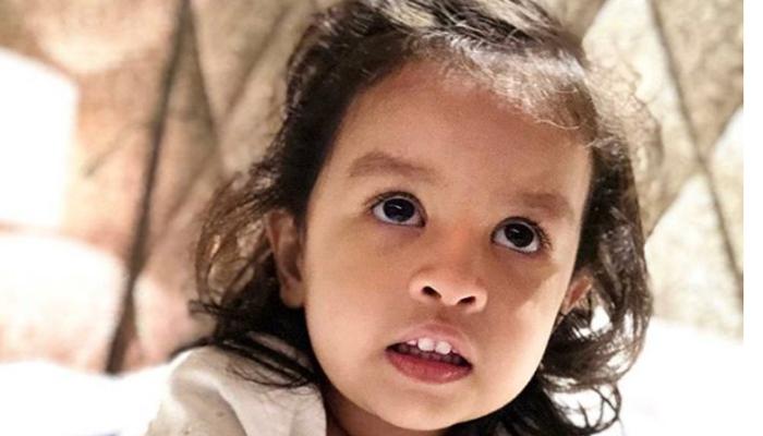 ചപ്പാത്തി പരത്തുന്ന ധോണിയുടെ കുഞ്ഞുമകള്: ഓണ്ലൈനിലെ പുതിയ വൈറല് വീഡിയോ! ചപ്പാത്തി പരത്തുന്ന ധോണിയുടെ കുഞ്ഞുമകള്: ഓണ്ലൈനിലെ പുതിയ വൈറല് വീഡിയോ!