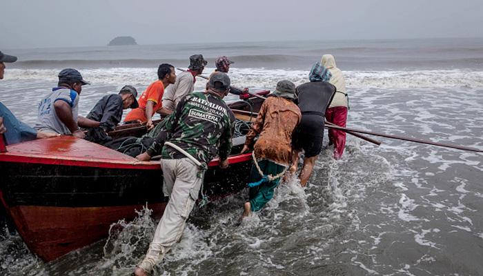 കടലിലെ അപകട മുന്നറിയിപ്പ് നല്കാന് ഐ.എസ്.ആര്.ഒ; പ്രത്യേക നാവിക് ഉപകരണങ്ങള് വികസിപ്പിക്കും കടലിലെ അപകട മുന്നറിയിപ്പ് നല്കാന് ഐ.എസ്.ആര്.ഒ; പ്രത്യേക നാവിക് ഉപകരണങ്ങള് വികസിപ്പിക്കും