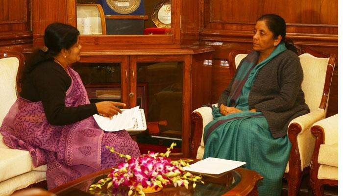 ഓഖിയില് കാണാതായവര് 261 എന്ന് കേന്ദ്രം; കണക്കുകള് തെറ്റെന്ന് കേരളം ഓഖിയില് കാണാതായവര് 261 എന്ന് കേന്ദ്രം; കണക്കുകള് തെറ്റെന്ന് കേരളം
