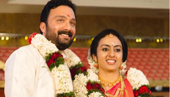 ട്രാഫിക് ബ്ലോക്ക്; മുഹൂര്ത്തം തെറ്റാതിരിക്കാന് വരനും സംഘവും മെട്രോ പിടിച്ച് സ്മാര്ട്ടായി ട്രാഫിക് ബ്ലോക്ക്; മുഹൂര്ത്തം തെറ്റാതിരിക്കാന് വരനും സംഘവും മെട്രോ പിടിച്ച് സ്മാര്ട്ടായി