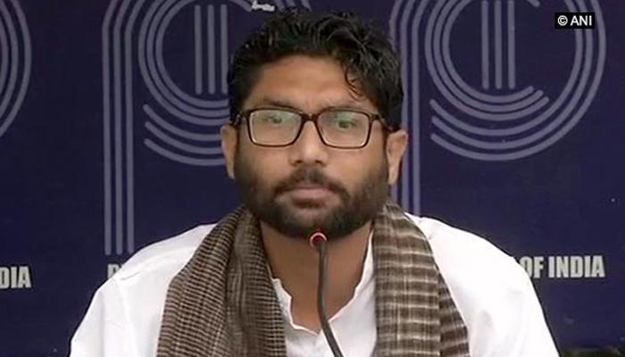 ദളിതരെ ഉന്നം വയ്ക്കുന്നതിനെതിരെ പ്രധാനമന്ത്രി പ്രതികരിക്കണമെന്ന് ജിഗ്നേഷ് മേവാനി ദളിതരെ ഉന്നം വയ്ക്കുന്നതിനെതിരെ പ്രധാനമന്ത്രി പ്രതികരിക്കണമെന്ന് ജിഗ്നേഷ് മേവാനി