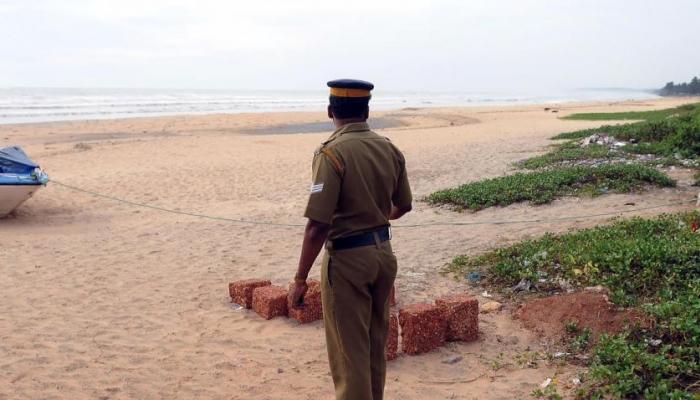 ഓഖി: കാണാതായവരെക്കുറിച്ച് 15ന് മുമ്പ് പരാതി നല്കാന് നിര്ദേശം ഓഖി: കാണാതായവരെക്കുറിച്ച് 15ന് മുമ്പ് പരാതി നല്കാന് നിര്ദേശം