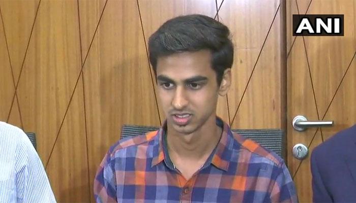 സംഭവത്തെ രാഷ്ട്രീയവത്കരിച്ച് ഞങ്ങളെ ദ്രോഹിക്കരുത്: ലോയയുടെ മകന് മാധ്യമങ്ങളോട് സംഭവത്തെ രാഷ്ട്രീയവത്കരിച്ച് ഞങ്ങളെ ദ്രോഹിക്കരുത്: ലോയയുടെ മകന് മാധ്യമങ്ങളോട്