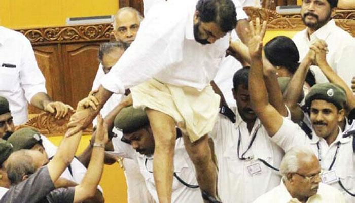 നിയമസഭയിലെ കൈയ്യാങ്കളി: കേസ് പിൻവലിക്കാനുള്ള നീക്കം ജനാധിപത്യത്തോടുള്ള അവഹേളനമെന്ന് ചെന്നിത്തല നിയമസഭയിലെ കൈയ്യാങ്കളി: കേസ് പിൻവലിക്കാനുള്ള നീക്കം ജനാധിപത്യത്തോടുള്ള അവഹേളനമെന്ന് ചെന്നിത്തല