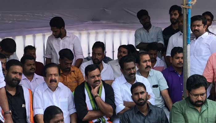 ഷുഹൈബ് വധം: സി.ബി.ഐ അന്വേഷണം പ്രഖ്യാപിക്കും വരെ സമരം തുടരുമെന്ന് യുഡിഎഫ് ഷുഹൈബ് വധം: സി.ബി.ഐ അന്വേഷണം പ്രഖ്യാപിക്കും വരെ സമരം തുടരുമെന്ന് യുഡിഎഫ്