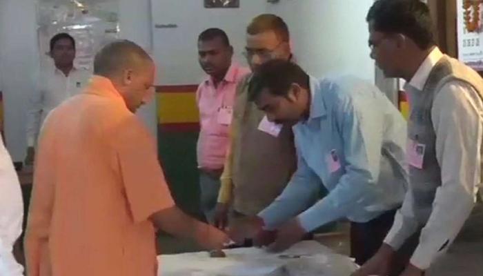 യു.പി, ബീഹാര് ഉപതെരഞ്ഞെടുപ്പ് അഞ്ചിടങ്ങളില്; ഗോരഖ്പൂരില് നിര്ണായക പോരാട്ടം യു.പി, ബീഹാര് ഉപതെരഞ്ഞെടുപ്പ് അഞ്ചിടങ്ങളില്; ഗോരഖ്പൂരില് നിര്ണായക പോരാട്ടം