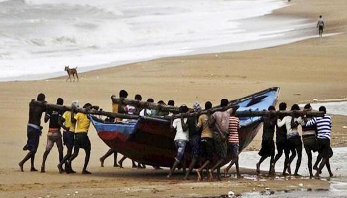 കനത്ത കാറ്റ്: മത്സ്യത്തൊഴിലാളികള്ക്ക് ജാഗ്രതാ നിര്ദേശം, 15 വരെ കടലില് പോകരുത് കനത്ത കാറ്റ്: മത്സ്യത്തൊഴിലാളികള്ക്ക് ജാഗ്രതാ നിര്ദേശം, 15 വരെ കടലില് പോകരുത്