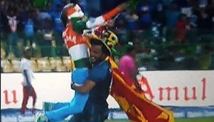 സുധീറിനെ എടുത്തുയർത്തി ലങ്കന് ആരാധകന്; ചിത്രം വൈറല് സുധീറിനെ എടുത്തുയർത്തി ലങ്കന് ആരാധകന്; ചിത്രം വൈറല്