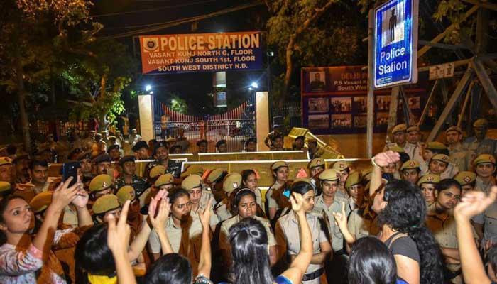 ജെഎന്യുവില് അദ്ധ്യാപകനെതിരെ വീണ്ടും ലൈംഗികാരോപണം ജെഎന്യുവില് അദ്ധ്യാപകനെതിരെ വീണ്ടും ലൈംഗികാരോപണം