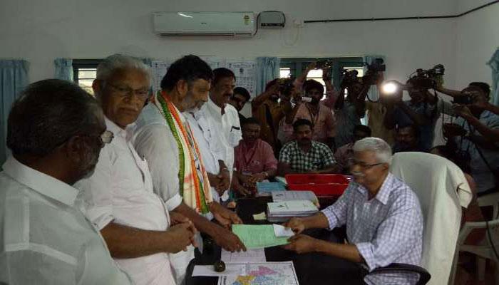 ചെങ്ങന്നൂര് ഉപതെരഞ്ഞെടുപ്പ്: യു.ഡി.എഫ് സ്ഥാനാര്ഥി ഡി. വിജയകുമാര് നാമനിര്ദേശ പത്രിക സമര്പ്പിച്ചു ചെങ്ങന്നൂര് ഉപതെരഞ്ഞെടുപ്പ്: യു.ഡി.എഫ് സ്ഥാനാര്ഥി ഡി. വിജയകുമാര് നാമനിര്ദേശ പത്രിക സമര്പ്പിച്ചു