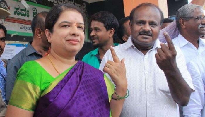 കോണ്ഗ്രസിന്റെ പിന്തുണ സ്വീകരിച്ച് കുമാരസ്വാമി; ഗവര്ണര്ക്ക് കത്ത് നല്കി കോണ്ഗ്രസിന്റെ പിന്തുണ സ്വീകരിച്ച് കുമാരസ്വാമി; ഗവര്ണര്ക്ക് കത്ത് നല്കി
