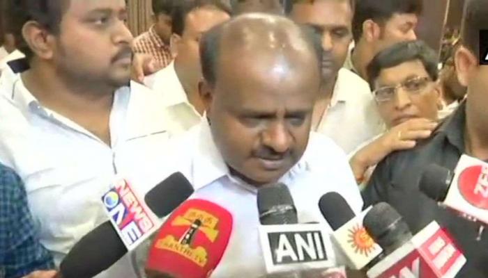 LIVE: ജെഡിഎസ്-കോണ്ഗ്രസ് നേതാക്കള് രാജ്ഭവനില് LIVE: ജെഡിഎസ്-കോണ്ഗ്രസ് നേതാക്കള് രാജ്ഭവനില്