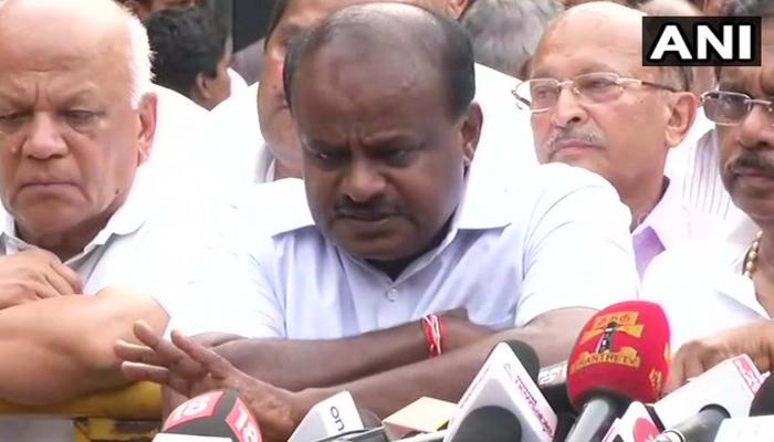 പിന്തുണ കത്ത് സമര്പ്പിച്ചു; ഇനി എല്ലാം ഗവര്ണറുടെ കയ്യില്: കുമാരസ്വാമി പിന്തുണ കത്ത് സമര്പ്പിച്ചു; ഇനി എല്ലാം ഗവര്ണറുടെ കയ്യില്: കുമാരസ്വാമി