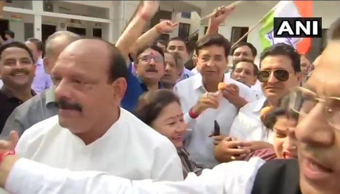 കര്ണാടക നിയമസഭയില് കോണ്ഗ്രസ്-ജെഡിഎസ് എംഎല്എമാരുടെ ആഹ്ലാദപ്രകടനം കര്ണാടക നിയമസഭയില് കോണ്ഗ്രസ്-ജെഡിഎസ് എംഎല്എമാരുടെ ആഹ്ലാദപ്രകടനം