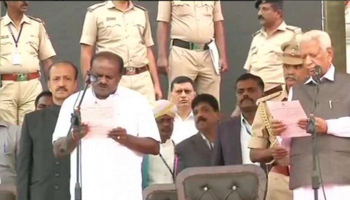 ദൈവനാമത്തിലും കന്നട ജനതയുടെയും പേരില് സത്യവാചകം ചൊല്ലി കുമാരസ്വാമി ദൈവനാമത്തിലും കന്നട ജനതയുടെയും പേരില് സത്യവാചകം ചൊല്ലി കുമാരസ്വാമി