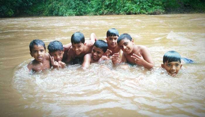 നീന്തി തുടിച്ച് കളിയാരവങ്ങള് ഒടുങ്ങി; മുക്കത്തെ കുട്ടികൾ നാളെ സ്കൂളുകളിലേക്ക് നീന്തി തുടിച്ച് കളിയാരവങ്ങള് ഒടുങ്ങി; മുക്കത്തെ കുട്ടികൾ നാളെ സ്കൂളുകളിലേക്ക്