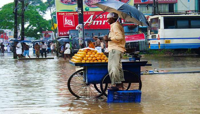 കോഴിക്കോട്ട് വന്‍ ചുഴലിക്കാറ്റ്; വിറച്ച് മലയോര മേഖല