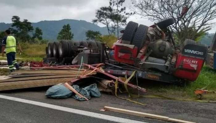 ട്രക്ക് മറിഞ്ഞ് അപകടം: കുഞ്ഞ് അത്ഭുതകരമായി രക്ഷപ്പെട്ടു; അമ്മ മരിച്ചു