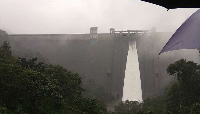 മൂന്ന് ഷട്ടറുകള്‍ തുറന്നിട്ടും ആശങ്ക ഉയര്‍ത്തി ഇടുക്കി അണക്കെട്ട്; ജലനിരപ്പ് 2401 അടി