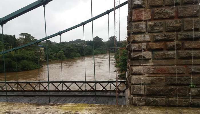 കൊല്ലം ജില്ലയുടെ കിഴക്കന്‍ മേഖലയില്‍ കനത്തമഴയും കാറ്റും; റെഡ് അലര്‍ട്ട് തുടരും