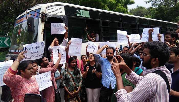 കേരളത്തിലെ പ്രളയം ദേശീയ ദുരന്തമായി പ്രഖ്യാപിക്കണമെന്നാവശ്യപ്പെട്ട് ജെഎന്യു വിദ്യാര്ത്ഥികളുടെ സമരം കേരളത്തിലെ പ്രളയം ദേശീയ ദുരന്തമായി പ്രഖ്യാപിക്കണമെന്നാവശ്യപ്പെട്ട് ജെഎന്യു വിദ്യാര്ത്ഥികളുടെ സമരം