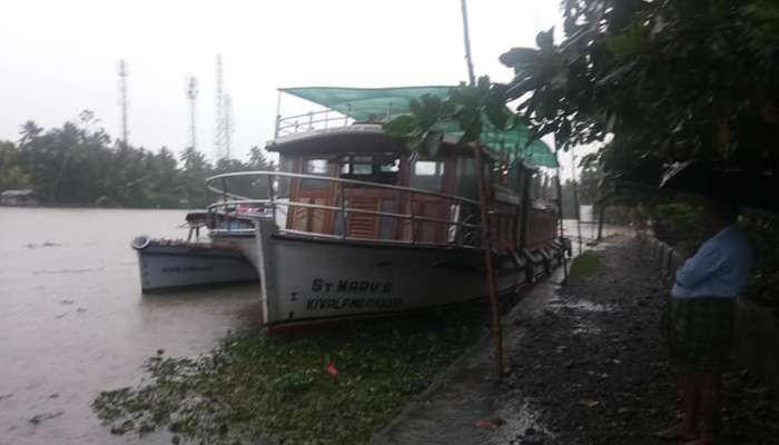 ജലനിരപ്പ് ഉയര്‍ന്ന്‍ കുട്ടനാട്; വിവിധ മേഖലകളില്‍ നിന്ന് ആളുകളെ ഒഴിപ്പിക്കുന്നു