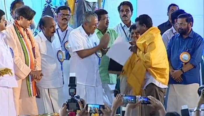 മത്സ്യത്തൊഴിലാളികള്ക്ക് മലയാളത്തിന്റെ ബിഗ് സല്യൂട്ട്: മുഖ്യമന്ത്രി മത്സ്യത്തൊഴിലാളികള്ക്ക് മലയാളത്തിന്റെ ബിഗ് സല്യൂട്ട്: മുഖ്യമന്ത്രി