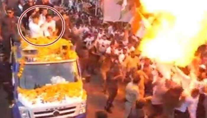 റോഡ് ഷോയ്ക്കിടെ പൊട്ടിത്തെറി; രാഹുല് ഗാന്ധി രക്ഷപ്പെട്ടത് തലനാരിഴക്ക് റോഡ് ഷോയ്ക്കിടെ പൊട്ടിത്തെറി; രാഹുല് ഗാന്ധി രക്ഷപ്പെട്ടത് തലനാരിഴക്ക്