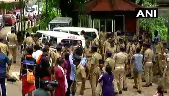 ശബരിമല: നിരോധനാജ്ഞ വെള്ളിയാഴ്ച്ച വരെ നീട്ടി; 15 പേര് പൊലീസ് കസ്റ്റഡിയില് ശബരിമല: നിരോധനാജ്ഞ വെള്ളിയാഴ്ച്ച വരെ നീട്ടി; 15 പേര് പൊലീസ് കസ്റ്റഡിയില്
