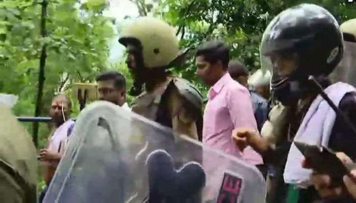 ഒരുമണിക്കൂര് നീണ്ട ചര്ച്ച; ഒടുക്കം മലയിറങ്ങി യുവതികള് ഒരുമണിക്കൂര് നീണ്ട ചര്ച്ച; ഒടുക്കം മലയിറങ്ങി യുവതികള്