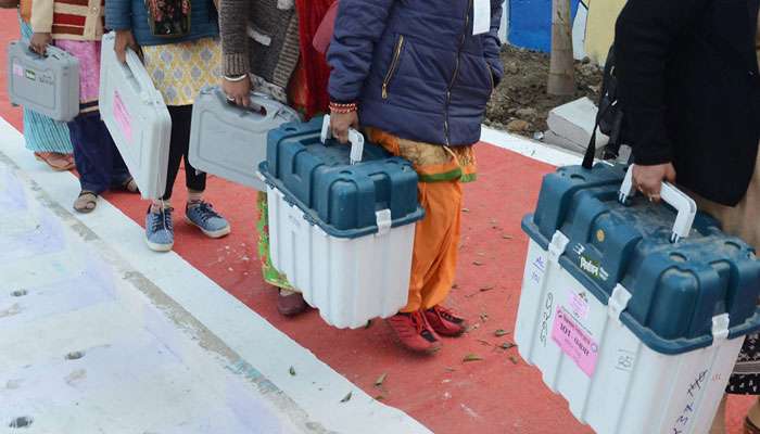 മധ്യപ്രദേശ്: വോട്ടിംഗ് മെഷീനുകള് സൂക്ഷിച്ച സ്ട്രോംഗ് റൂമിലെ സിസിടിവി ക്യാമറകള് കണ്ണടച്ചു? മധ്യപ്രദേശ്: വോട്ടിംഗ് മെഷീനുകള് സൂക്ഷിച്ച സ്ട്രോംഗ് റൂമിലെ സിസിടിവി ക്യാമറകള് കണ്ണടച്ചു?