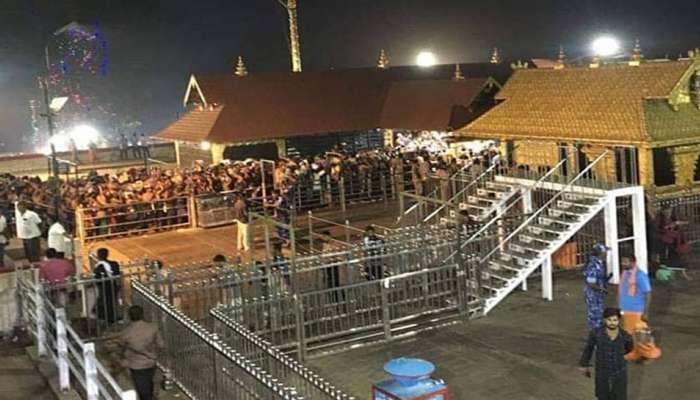 സന്നിധാനത്തെ ബാരിക്കേഡുകള് പൊലീസ് ഭാഗികമായി നീക്കി സന്നിധാനത്തെ ബാരിക്കേഡുകള് പൊലീസ് ഭാഗികമായി നീക്കി