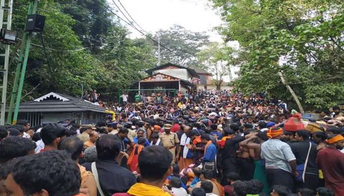 ശബരിമല ദര്ശനത്തിന് വന്ന രണ്ടു യുവതികള് സന്നിധാനത്തേയ്ക്ക് ശബരിമല ദര്ശനത്തിന് വന്ന രണ്ടു യുവതികള് സന്നിധാനത്തേയ്ക്ക്