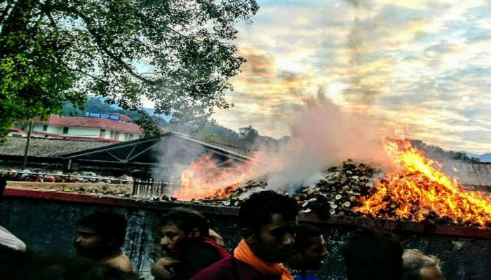 ശബരിമലയില് പതിനെട്ടാം പടിയുടെ മുന്ഭാഗത്തെ ആല്മരത്തിന് തീപിടിച്ചു ശബരിമലയില് പതിനെട്ടാം പടിയുടെ മുന്ഭാഗത്തെ ആല്മരത്തിന് തീപിടിച്ചു