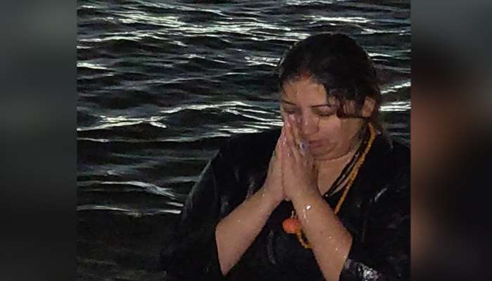കുംഭമേള 2019: ത്രിവേണി സംഗമത്തില് പുണ്യസ്നാനം നടത്തി സ്മൃതി ഇറാനി കുംഭമേള 2019: ത്രിവേണി സംഗമത്തില് പുണ്യസ്നാനം നടത്തി സ്മൃതി ഇറാനി