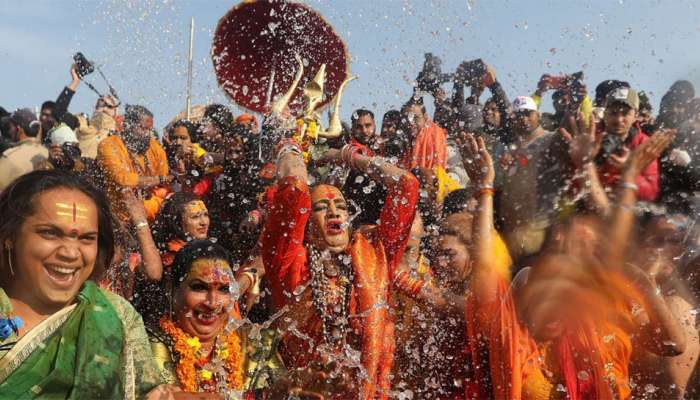 കുഭമേള 2019: പുണ്യസ്നാനം ചെയ്ത് ട്രാന്സ്ജെന്ഡറുകള് കുഭമേള 2019: പുണ്യസ്നാനം ചെയ്ത് ട്രാന്സ്ജെന്ഡറുകള്