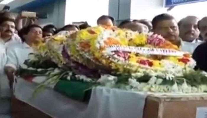 വീരമൃത്യു വരിച്ച വസന്തകുമാറിന്റെ ഭൗതികദേഹം കരിപ്പൂർ വിമാനത്താവളത്തിൽ എത്തിച്ചു വീരമൃത്യു വരിച്ച വസന്തകുമാറിന്റെ ഭൗതികദേഹം കരിപ്പൂർ വിമാനത്താവളത്തിൽ എത്തിച്ചു