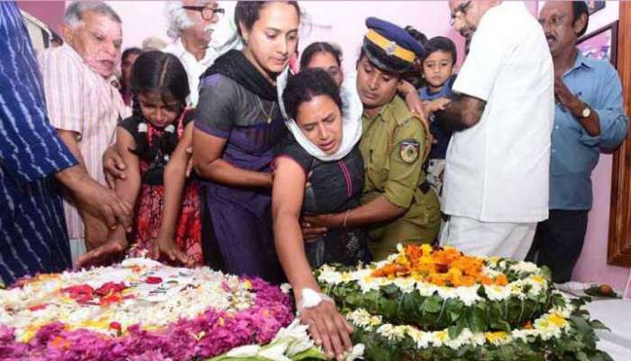 ധീരജവാന് വസന്തകുമാറിന് ജന്മനാടിന്റെ അന്ത്യാഞ്ജലി ധീരജവാന് വസന്തകുമാറിന് ജന്മനാടിന്റെ അന്ത്യാഞ്ജലി